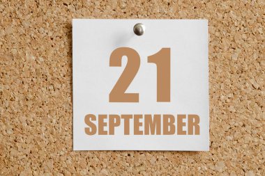 21 Eylül. Ayın 21inci günü, takvim tarihi. Beyaz takvim kağıdı kahverengi mantar panoya takılı. Sonbahar ayı, yılın günü konsepti..