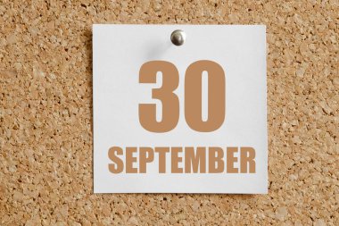 30 Eylül. Ayın 30. günü, takvim tarihi. Kahverengi mantar panoya eklenmiş beyaz takvim kağıdı. Sonbahar ayı, yılın günü konsepti..