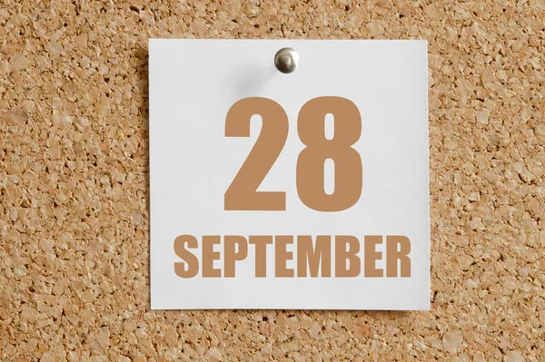 9月28日 今月の28日 カレンダーの日付 茶色のコルクボードに添付されたホワイトカレンダーシート 秋の月 その年のコンセプトの日 — ストック写真