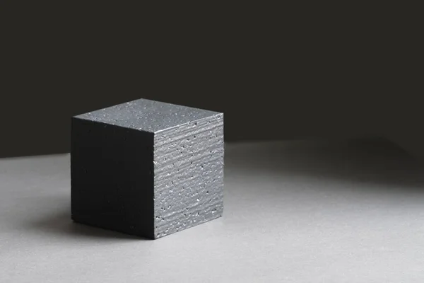 Ürünleri karanlık arka planda sergilemek için siyah kare standı. Paketleme ve kozmetik sunumları için 3d podyum kavramı.