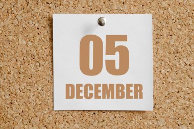 Aralık 05. Ayın 05 'i, takvim tarihi. Kahverengi mantar panoya eklenmiş beyaz takvim kağıdı. Kış ayı, yılın günü konsepti..