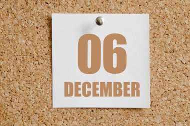 Aralık 06. Ayın 06 'sı, takvim tarihi. Beyaz takvim kağıdı kahverengi mantar panoya yapıştırılmış. Kış ayı, yılın günü konsepti..