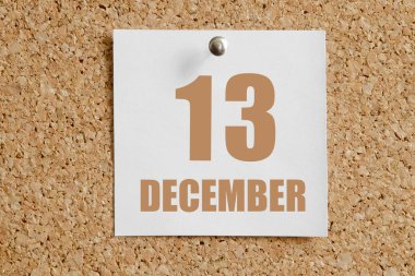 13 Aralık. Ayın 13 'ü, takvim tarihi. Beyaz takvim kağıdı kahverengi mantar panoya takılı. Kış ayı, yılın günü konsepti..