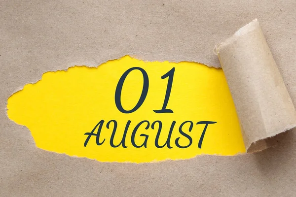 Srpen Den Měsíci Kalendářní Datum Díra Papíře Odtrženými Okraji Žluté — Stock fotografie