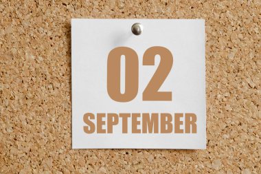 Eylül 02. Ayın 22 'si, takvim tarihi. Kahverengi mantar panoya eklenmiş beyaz takvim kağıdı. Sonbahar ayı, yılın günü konsepti..