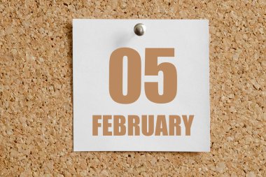 Şubat 05. Ayın 05 'i, takvim tarihi. Kahverengi mantar panoya eklenmiş beyaz takvim kağıdı. Kış ayı, yılın günü konsepti..