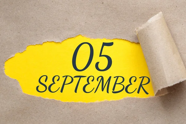 9月5日 月の第5日 カレンダーの日付 端が引き裂かれた紙の穴 ギザギザの穴から黄色の背景が見える 秋の月 その年のコンセプトの日 — ストック写真