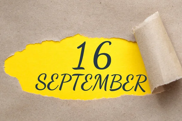 9月16日 月の16日 カレンダーの日付 端が引き裂かれた紙の穴 ギザギザの穴から黄色の背景が見える 秋の月 その年のコンセプトの日 — ストック写真