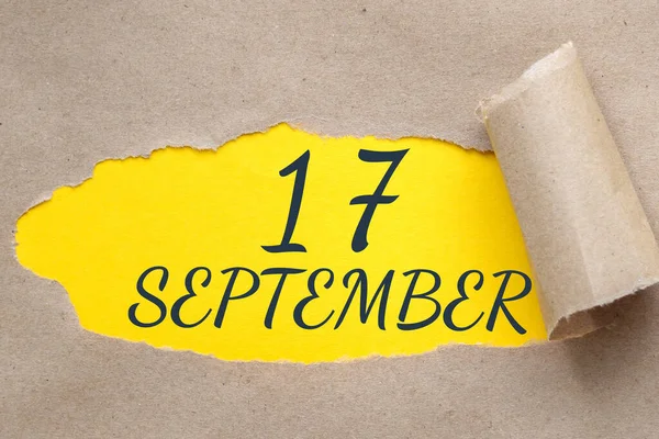 9月17日 月の17日 カレンダー日付 エッジがオフに引き裂かれた紙の穴 ギザギザの穴から黄色の背景が見える 秋の月 その年のコンセプトの日 — ストック写真
