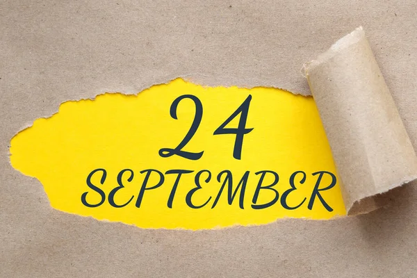9月24日 月の24日 カレンダーの日付 端が引き裂かれた紙の穴 ギザギザの穴から黄色の背景が見える 秋の月 その年のコンセプトの日 — ストック写真