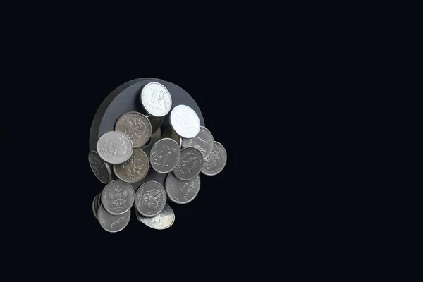 Schwarzer Runder Magnet Mit Russischen Eisenmünzen Schwebt Der Luft Auf — Stockfoto