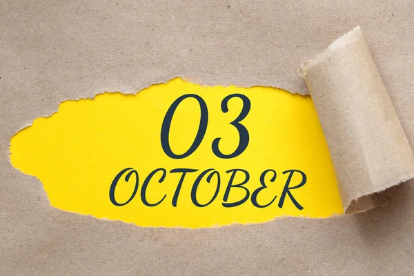 10月3日 月の03日 カレンダーの日付 端が引き裂かれた紙の穴 ギザギザの穴から黄色の背景が見える 秋の月 その年のコンセプトの日 — ストック写真