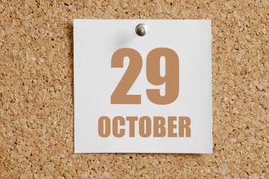 29 Ekim. Ayın 29. günü, takvim tarihi. Beyaz takvim kağıdı kahverengi mantar panoya takılı. Sonbahar ayı, yılın günü konsepti..