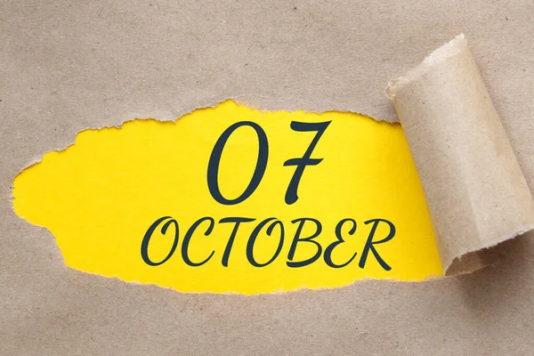 10月7日 月の07日 カレンダーの日付 端が引き裂かれた紙の穴 ギザギザの穴から黄色の背景が見える 秋の月 その年のコンセプトの日 — ストック写真