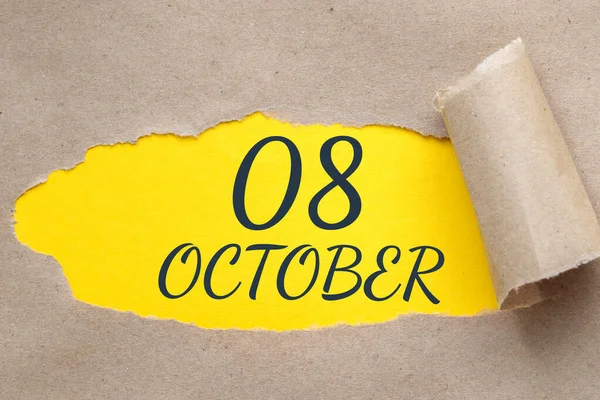 10月8日 月の8日 カレンダーの日付エッジが引き裂かれた紙の穴 ギザギザの穴から黄色の背景が見える 秋の月 その年のコンセプトの日 — ストック写真