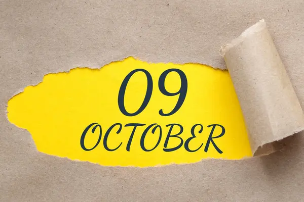 10月9日 月の09日 カレンダーの日付 端が引き裂かれた紙の穴 ギザギザの穴から黄色の背景が見える 秋の月 その年のコンセプトの日 — ストック写真