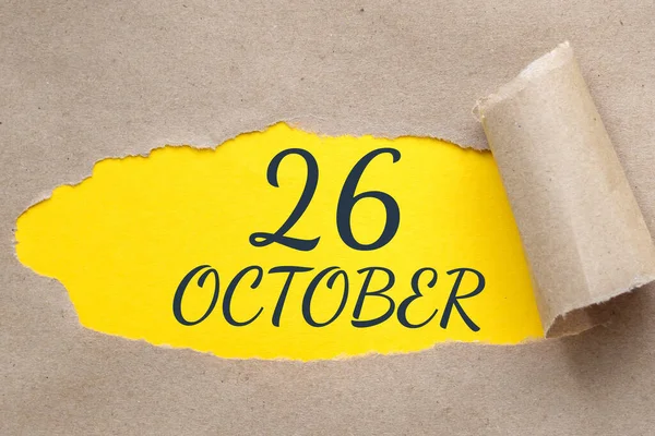 10月26日 月の26日 カレンダーの日付 端が引き裂かれた紙の穴 ギザギザの穴から黄色の背景が見える 秋の月 その年のコンセプトの日 — ストック写真