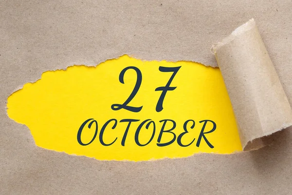10月27日 月の27日 カレンダーの日付 端が引き裂かれた紙の穴 ギザギザの穴から黄色の背景が見える 秋の月 その年のコンセプトの日 — ストック写真