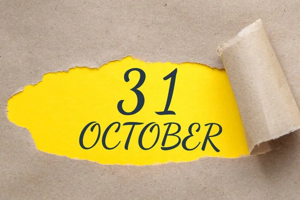 10月31日 月の31日 カレンダーの日付 端が引き裂かれた紙の穴 ギザギザの穴から黄色の背景が見える 秋の月 その年のコンセプトの日 — ストック写真