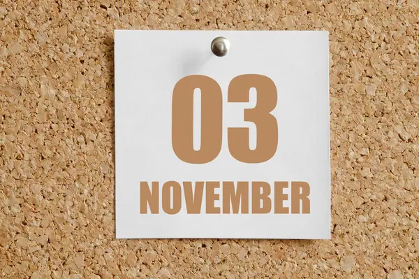 3. listopad. 03. den v měsíci, kalendářní datum.Bílý kalendářní list přiložen k hnědé korkové tabuli.Podzimní měsíc, den koncepce roku — Stock fotografie