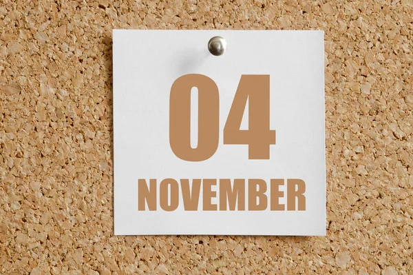 4. listopadu. 04. den v měsíci, kalendářní datum.Bílý kalendářní list přiložen k hnědé korkové tabuli.Podzimní měsíc, den koncepce roku — Stock fotografie