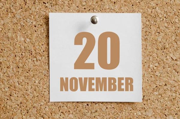 20. listopadu. 20. den v měsíci, kalendářní datum.Bílý kalendářní list přiložen k hnědé korkové tabuli.Podzimní měsíc, den koncepce roku — Stock fotografie