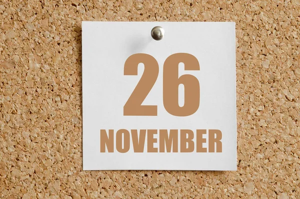 26. listopadu. 26. den v měsíci, kalendářní datum.Bílý kalendářní list přiložen k hnědé korkové tabuli.Podzimní měsíc, den koncepce roku — Stock fotografie