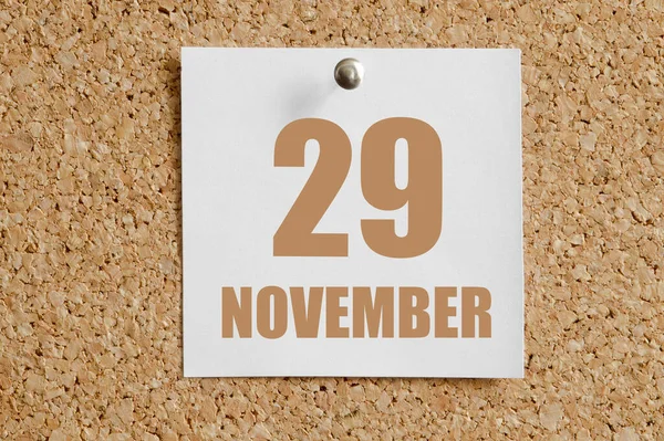 29 listopad. 29 dzień miesiąca, data kalendarzowa.Biały arkusz kalendarzowy dołączony do brązowej deski korkowej.Jesienny miesiąc, dzień koncepcji roku — Zdjęcie stockowe