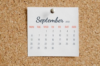 Eylül 2021. Yılın tam ayı için takvimden sayfaya. Mantar panoya tarih ve haftanın günleri iliştirilmiş beyaz sayfa.