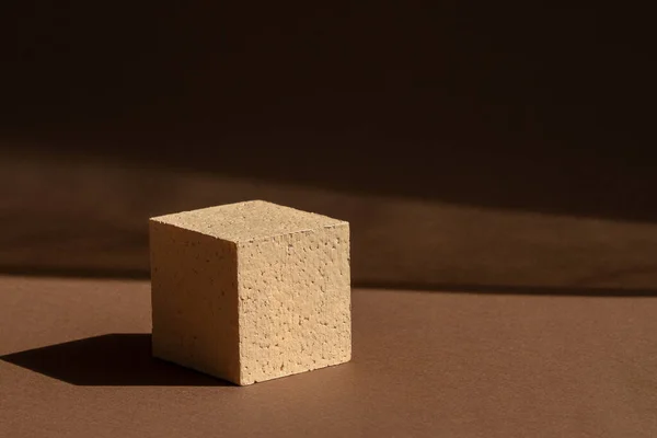 米色正方形站在褐色背景的阳光下 包装和化妆品展示的3D讲台概念 复制空间 — 图库照片