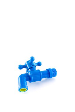 Beyaz arka plan üzerinde izole mavi plastik musluk