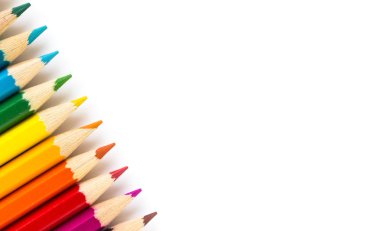 Beyaz arkaplanda izole edilmiş renkli kalemler