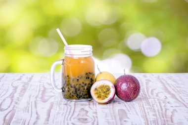 Tutku Meyve Suyu yeşil doğada