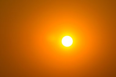 Gün batımında arkaplan için açık gökyüzü güneşi