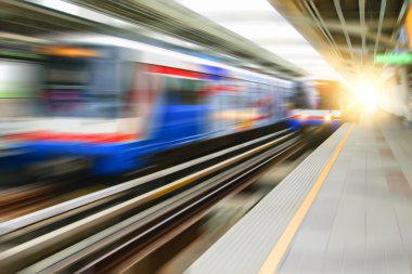 Arka plan için Bangkok, Tayland 'daki modern hava treninin bulanık arka planı 