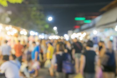 Güneşli bir günde pazar yerinde arka plan alışverişinde bulanık insanlar, Bokeh ile bulanık bir geçmiş. 