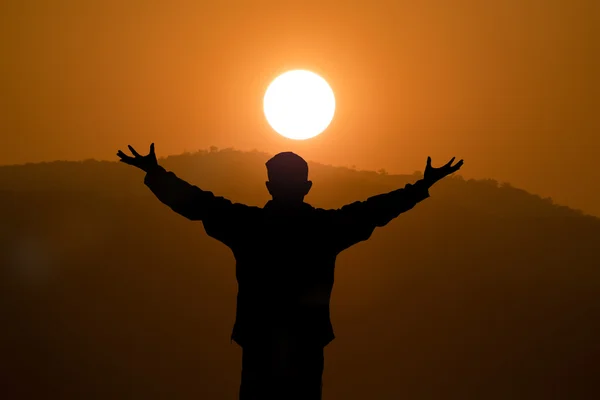 人和大太阳的剪影 概念性现场 — 图库照片