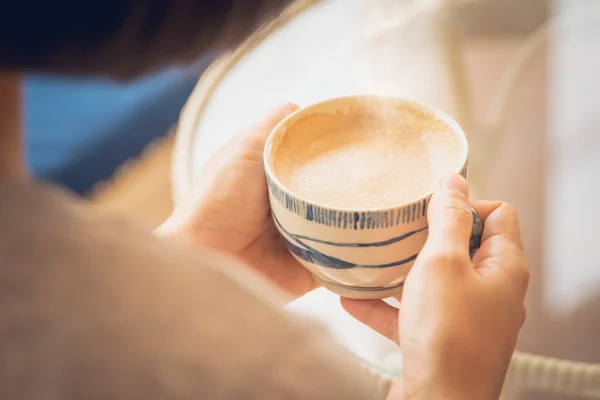 Manos Mujer Sosteniendo Una Taza Café Mañana Tono Cálido — Foto de Stock