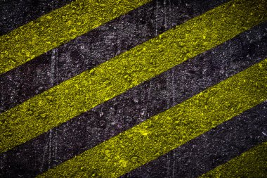 Kaba Asfalt tehlike alan eski grunge siyah ve sarı şerit dokusuna yakın çekim