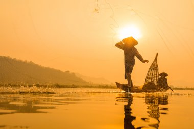 Asya balıkçı teknede sabah zaman gündoğumu döküm net silüeti
