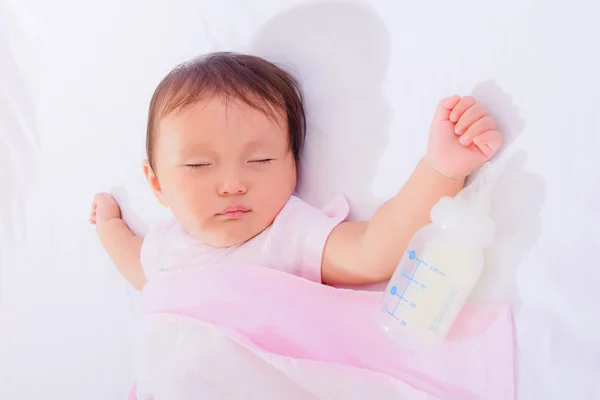 Hermosa Niña Durmiendo Cama Fondo Sábana Blanca —  Fotos de Stock