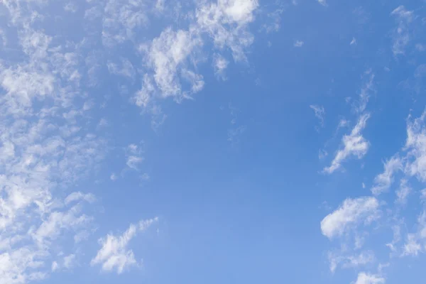 真正的柔和的白云对蓝天与复制空间的背景设计 — 图库照片