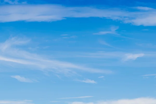 Fantastyczne Miękkie Białe Chmury Przeciw Błękitne Niebo Kopia Miejsce Tło — Zdjęcie stockowe