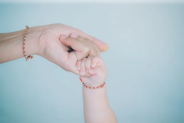 Mano Madre Sosteniendo Las Manos Del Bebé Recién Nacido Enganchar — Foto de Stock