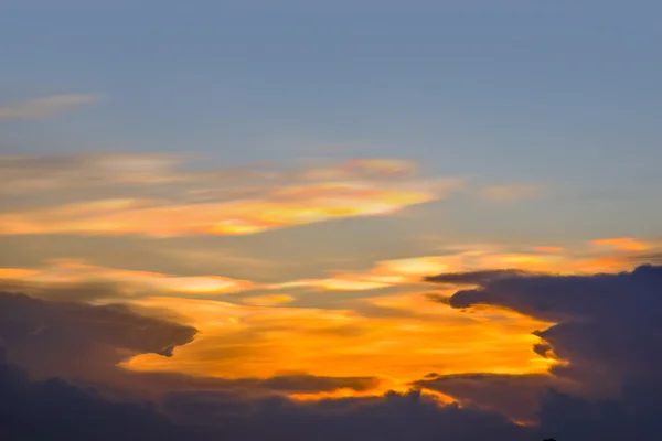 背景デザインの雨の後の幻想的な夕焼け雲 — ストック写真