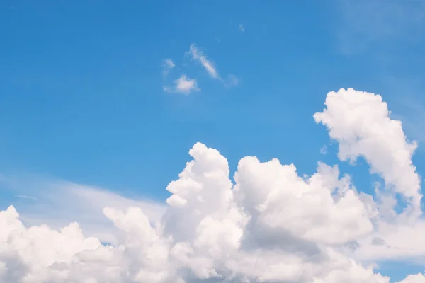 Fantastiques Nuages Blancs Doux Contre Ciel Bleu Avec Espace Copie — Photo