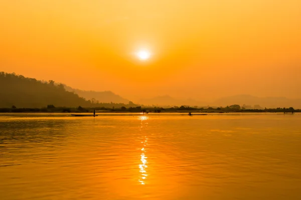 Sonnenaufgang Über Dem Fluss Mit Fischer Kopierraum — Stockfoto