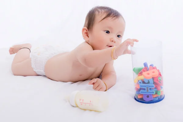 Aziatische baby gelukkig liggend op bed wit — Stockfoto