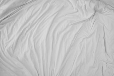 Gece uyuduktan sonra dağınık bir yatak örtüsünün üst görüntüsü