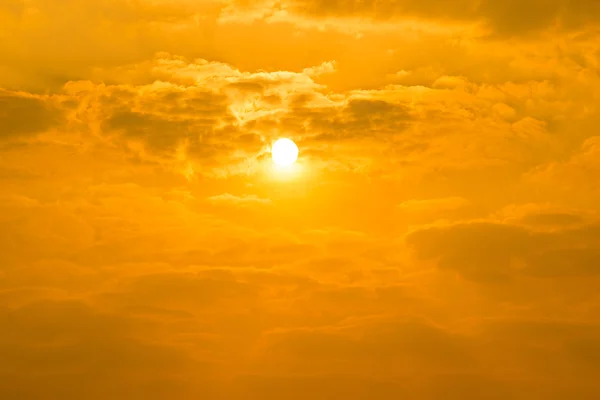 Brilhante ouro laranja céu por do sol — Fotografia de Stock